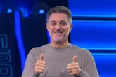 Luciano Huck fica comovido e doa R$ 2 mil para professor no The Wall