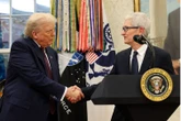 CEO da Apple dá presente a Trump feito com ouro 24 quilates. Veja