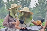 Chineses criam trend com folhas de lótus para se proteger do sol