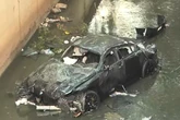 Motorista morre e homem fica ferido após BMW cair em córrego no Itaim