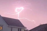 Raio em forma de coração surge no céu durante tempestade na Escócia