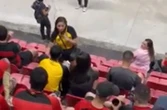 Vídeo: em jogo, mulher pega marido no pulo, faz barraco e leva amante embora