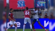 Vídeo: jogador do Bahia é expulso após agredir rival em clássico