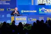 Vídeo: Lula é recebido entre vaias e aplausos em evento com prefeitos