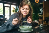 Sopa anti-inflamatória “espanta” gripe e reduz o inchaço; aprenda