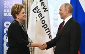 Putin recebe Dilma e volta a elogiar presidente do banco dos Brics
