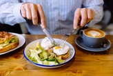 Consumo de café e ovos é associado a altos níveis de PFAS no corpo