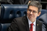 "Dormiu no ponto": governistas criticam Randolfe na CPMI do INSS e pressionam por saída
