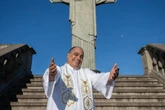 Padre influencer sofre acidente em visita ao Cristo Redentor