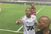 Vídeo: Neymar discute com torcedor para defender Danilo, do Flamengo