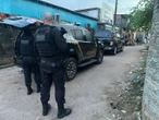 Quadrilha “faz o limpa” em casa de policial; bandido tenta fugir pelo telhado