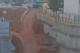Foragido se esconde em um canteiro de obras para despistar PMs. Vídeo