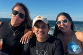 Após separação, Manoel Gomes curte passeio de lancha com mulheres