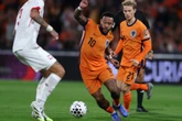 Pela Holanda, Depay empata na artilharia e recebe parabéns de lenda