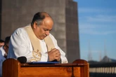 Padre Omar deixa UTI de hospital no Rio e segue sem previsão de alta