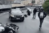 Vídeo: ônibus derrama líquido e motociclistas caem em viaduto de SP
