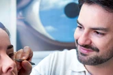 Cirurgias oculares: especialista explica tendências entre os famosos