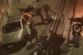 Vídeos: homem caído é espancada com chutes no rosto por PMs