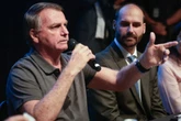 Bolsonaro e Eduardo são indiciados pela PF por coação