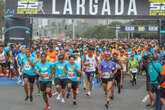 Debaixo de chuva, 20 mil atletas participam da Corrida de Reis