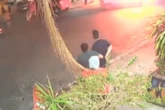 Carro em chamas desce rua desgovernado e quase atropela pedestre. Veja