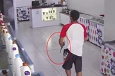 Falso cliente rende mulher com faca e assalta sorveteria no DF; vídeo