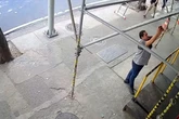 Marquise desaba em Copacabana e funcionário escapa por pouco. Vídeo