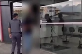 Homem é preso por roubar celular enquanto vendia saco de lixo. Vídeo