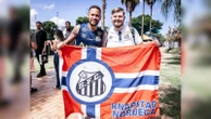 Rolê aleatório: Neymar recebe visita de fã da Noruega. Confira