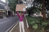 Com cartaz divertido, donas de salão chamam a atenção nas ruas