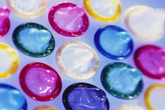 Camisinha texturizada e fina no SUS: médico explica relevância da ação