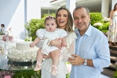 Mayra Perin e Marcos Joaquim celebram batizado da filha, Maria Aurora