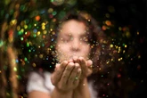 Técnica viral usa spray de glitter para dedurar homens casados infiéis