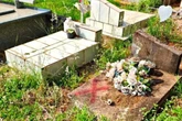 Marcação de túmulos com “X” vermelho causa polêmica em cemitério