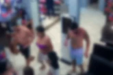 Homem é impedido de usar banheiro feminino e chuta funcionária. Veja