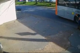 Imagens mostram momento em que ônibus atropela e mata ciclista no DF.