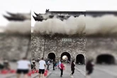 Torre de 650 anos desaba na China e turistas escapam por pouco; vídeo