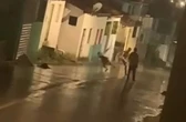 Mulher é agredida com voadora e cai desacordada no meio da rua em AL