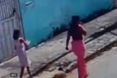 Bandido rouba mãe e filha em rua do DF; comparsa está foragido. Vídeo