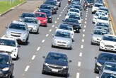 Carro em alta velocidade na contramão atinge dois veículos na EPTG