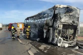 Vídeo: ônibus do DF com 16 passageiros fica destruído após pegar fogo
