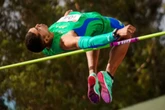 Vídeo: atleta olímpico brasileiro sofre acidente em prova de salto