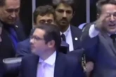 Nikolas diz que foi derrubado por deputada do PT, que alega ter levado cotovelada. Veja vídeo