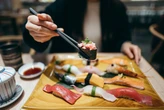 Sushi? Temaki? Saiba como aproveitar comida japonesa sem engordar