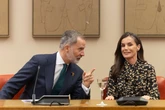 Rei Felipe perde a cabeça com rainha Letizia, e caos reina no palácio