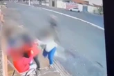 Vídeo: motociclista empina moto e quase atinge família em calçada
