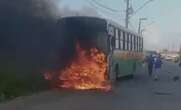 Colisão entre ônibus escolar e moto provoca incêndio em Sergipe