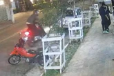 Ladrão salta de moto e rouba casal que entrava em condomínio. Vídeo