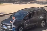 Vídeo mostra senador Izalci dando carona a investigado no esquema do INSS