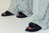 Chinelos em destaque nos looks: veja opções confortáveis e estilosas